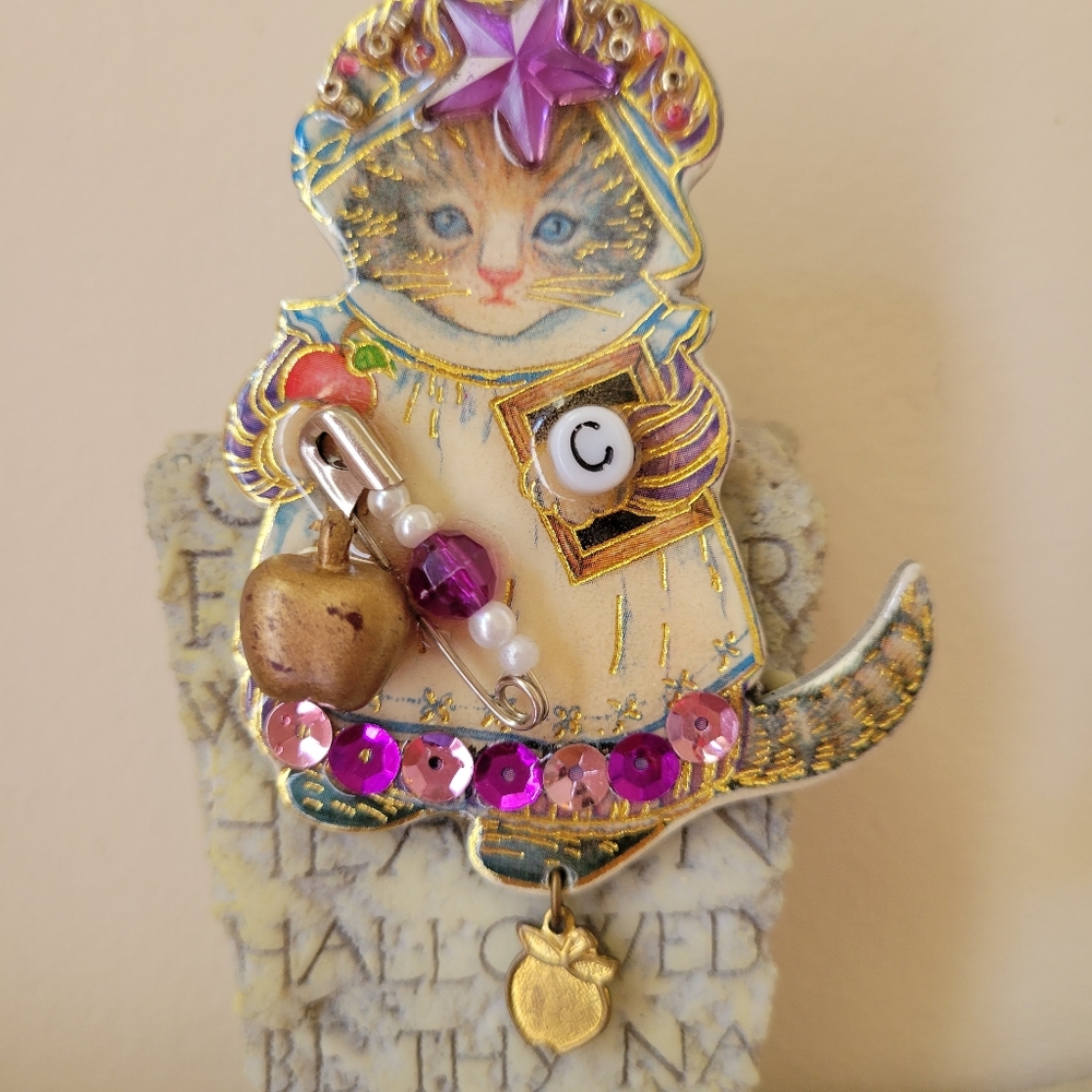 Handcrafted Cute Cat Pin Brooch ~ Embellished ~ Teacher ~ Kitten ~ Apple - Picture 11 of 16